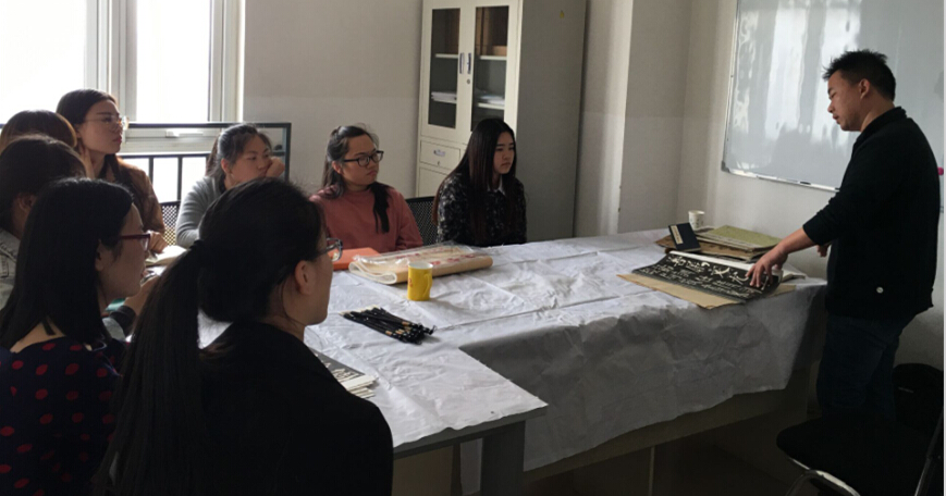 孫肇中先生和設(shè)計(jì)人員講解書法 孫肇中