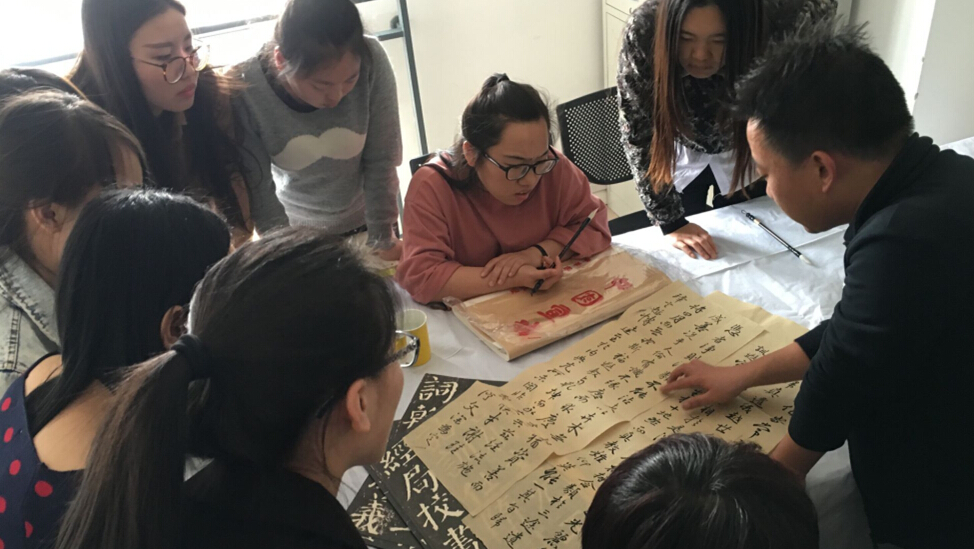 孫肇中先生和設(shè)計(jì)人員講解書法 孫肇中教授網(wǎng)頁(yè)設(shè)計(jì)